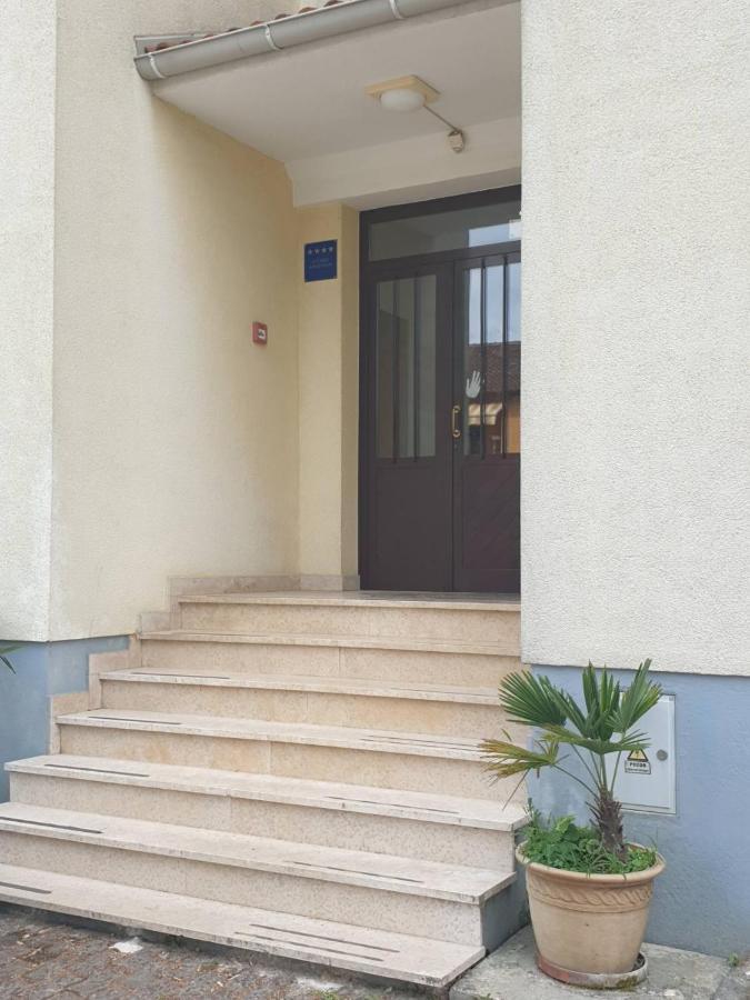 Apartma Lara *