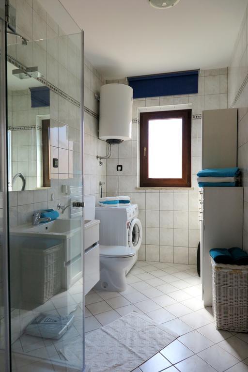 Apartma Lara *